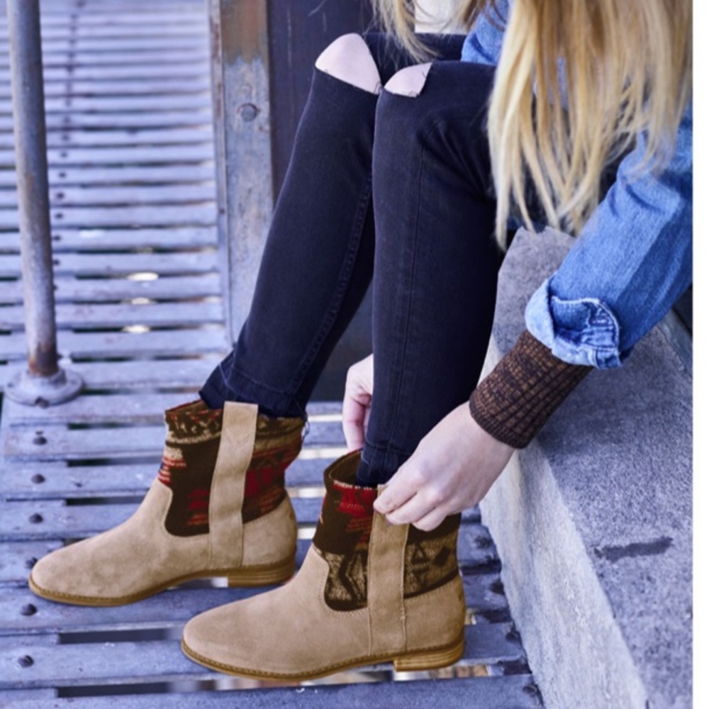 TOMS Laurel Boots- Deset Taupe Suede/Tribal Wool - Picture 7 of 8